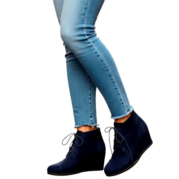 Hot Tomatoe  11 Blue Suede Women's Chelsea Boots Shoes 2 1/2 Wedge Heel - Picture 2 of 8